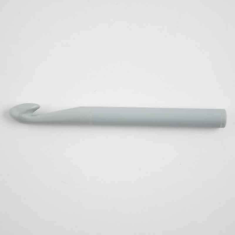 Häkelnadeln mit Griff von Wolle Rödel, graue Häkelnadel auf weißem Hintergrund, ergonomisches Design.