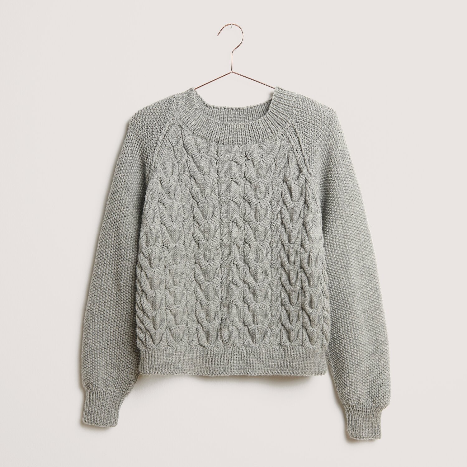 Essentials Soft Merino aran Pullover in Hellgrau mit Zopfmuster, gestrickt aus weicher Wolle. Ideal für kühle Tage, stilvoll und bequem.