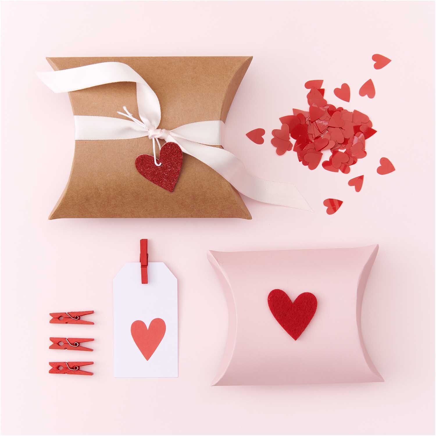 Filzstreu Herz 12 Stück von Rico Design: Rote Filzherzen mit Geschenkboxen und Dekorationen.