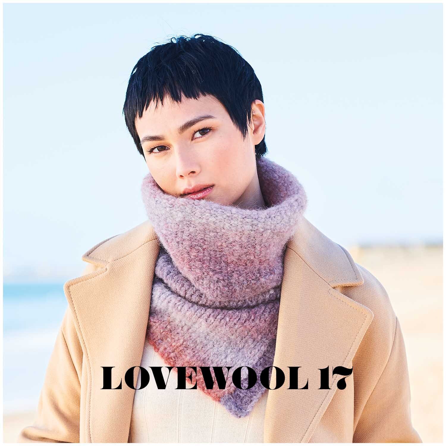 Fashion Alpaca Superfine Heavens: Frau am Strand mit weichem, mehrfarbigem Schal von Rico Design.