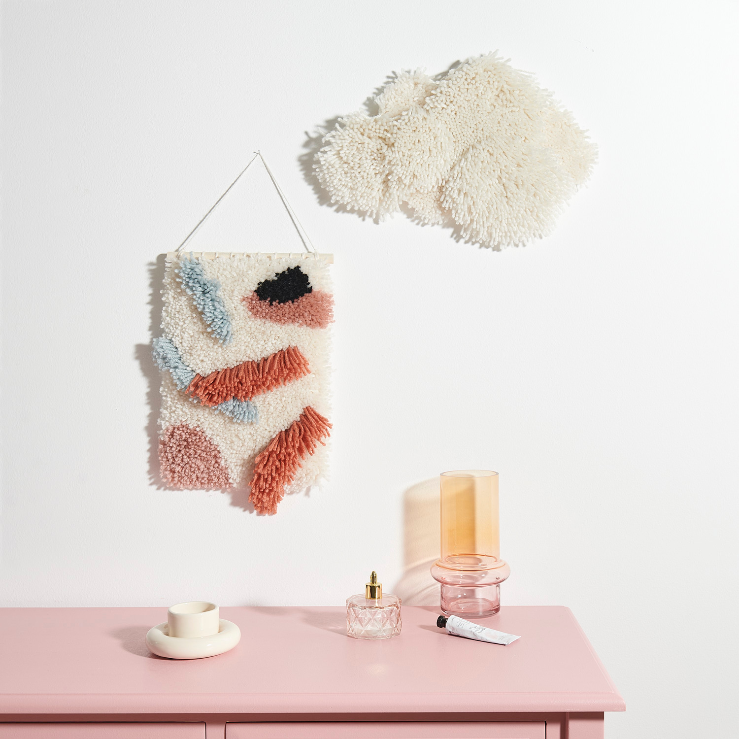 Rico Hooki Hooki Knüpfset Wandbehang Steine zeigt einen dekorativen Wandbehang in Steinoptik von Rico Design, ideal für kreative Wohnraumgestaltung.
