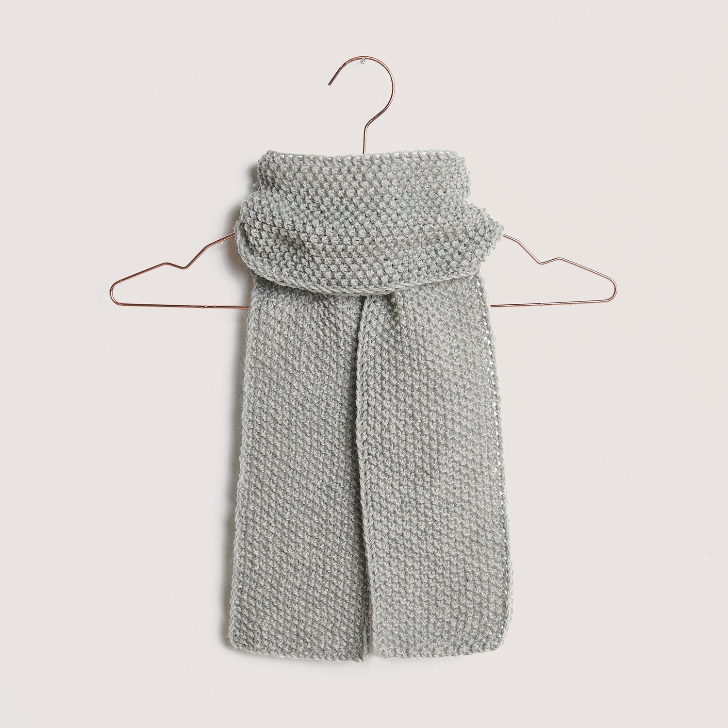 Gestrickter Schal in grau