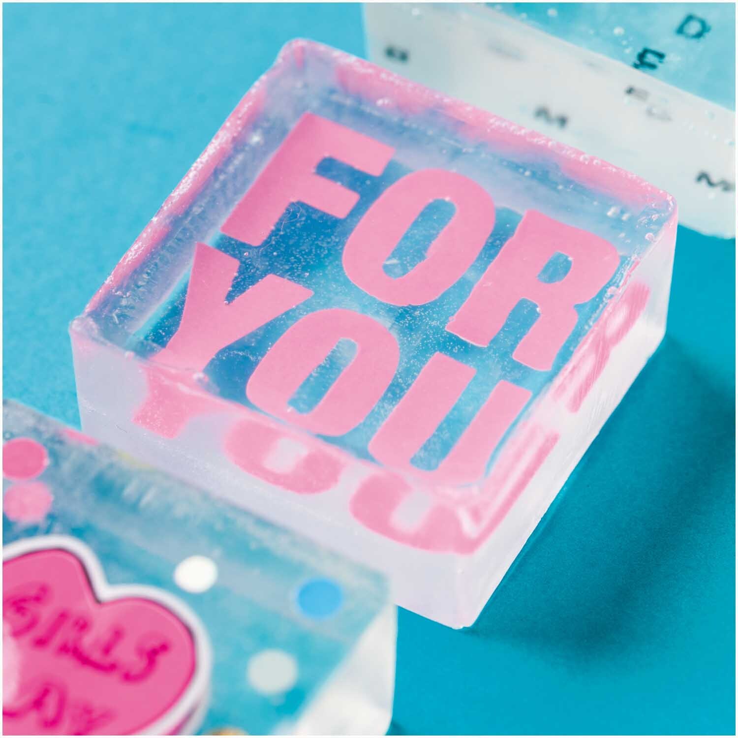 Seifengießform quadratisch von Rico Design, grau, 21,5x14,5x2,5cm, 6 Stück. Bild zeigt eine transparente Form mit rosa Schrift "FOR YOU".