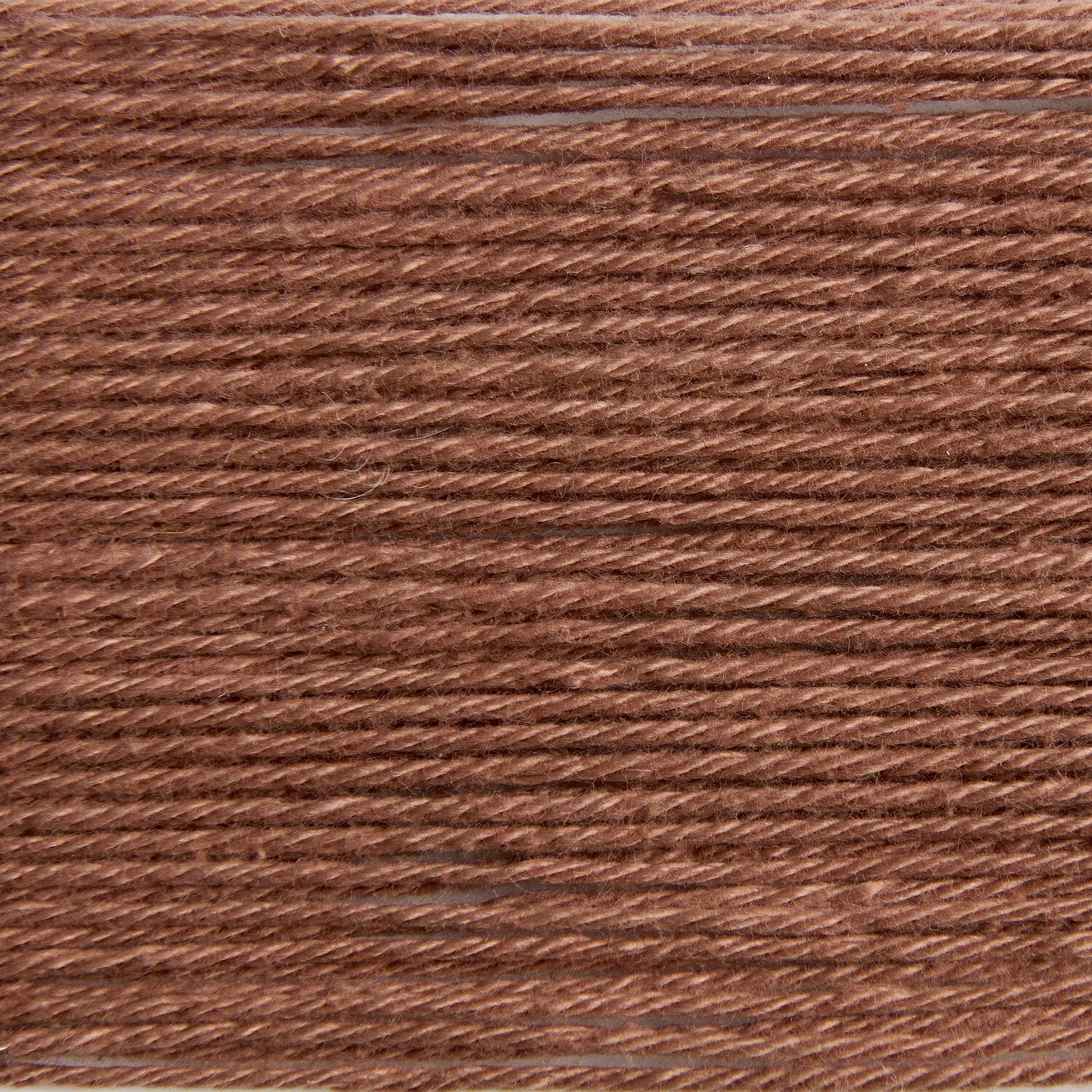 Rico Cotton: Rehbraunes Garn von Rico Design, 50g 125m, ideal für Strick- und Häkelprojekte.