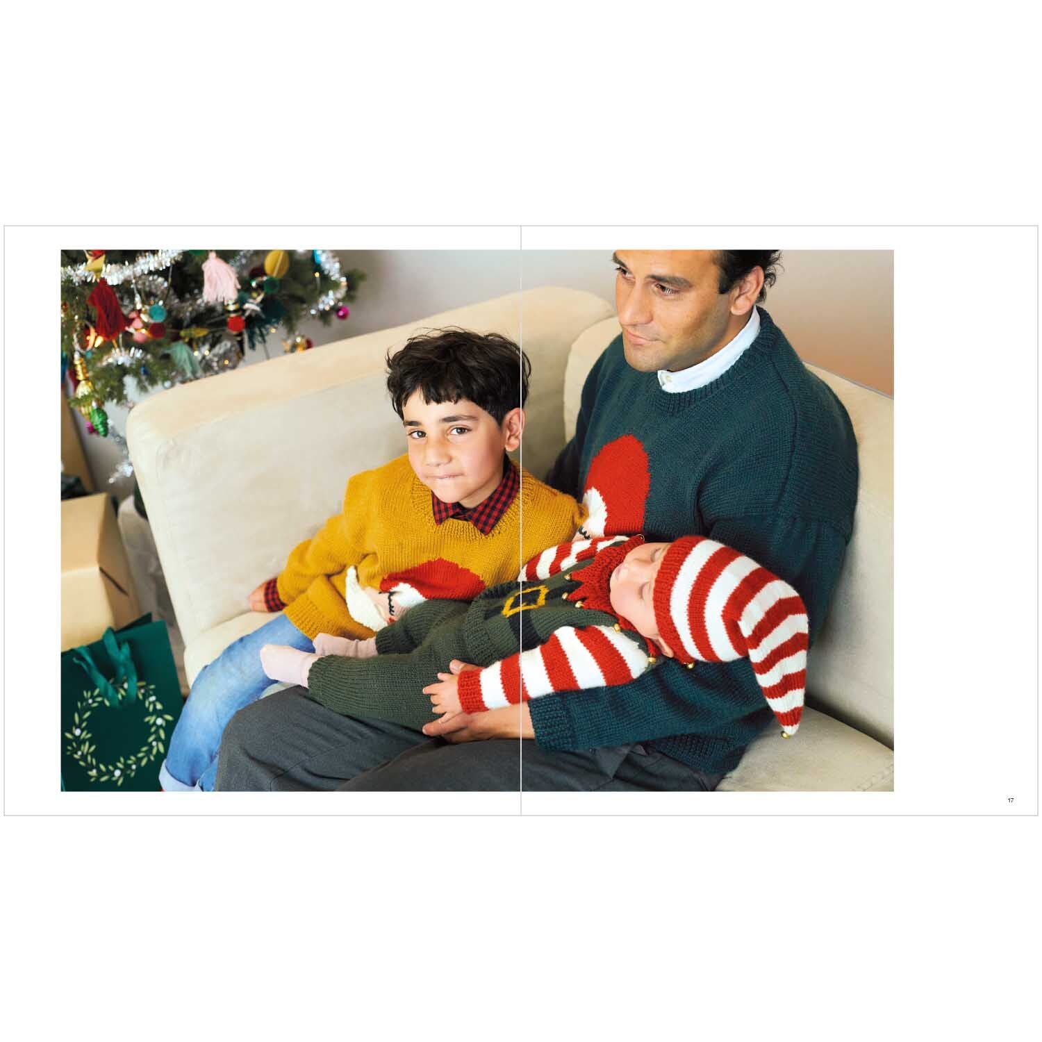 Christmas Jumper: Familie auf Sofa mit Weihnachtsbaum im Hintergrund, trägt festliche Pullover von Rico Design.