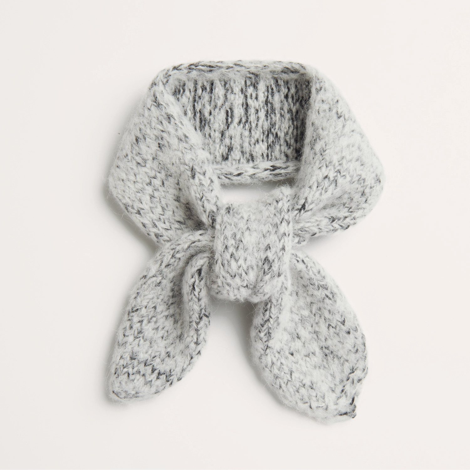 Strickset Mini-Tuch Modell 06a: Elegantes gestricktes Tuch in Schwarz und Creme von Rico Design. Ideal für Herbst-Winter.