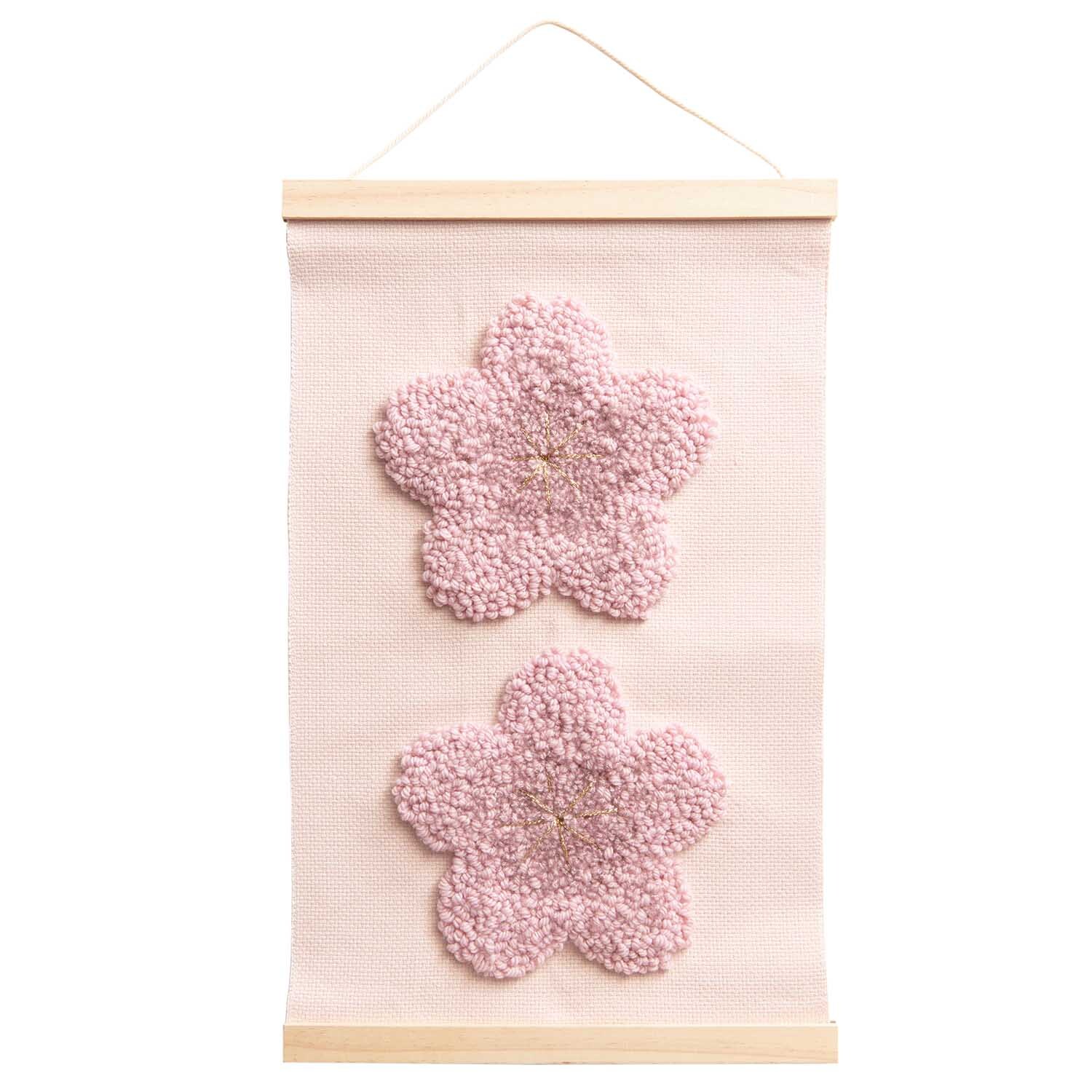 Anleitung Punch Needle Wandbehang mit rosa Blüten von Rico Design