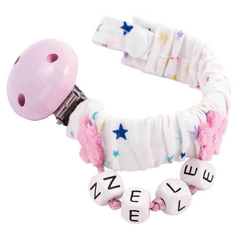 Buchstaben Würfel Schnullerkette mit rosa Clip und buntem Stoffband von Rico Design. Ideal für Babys.