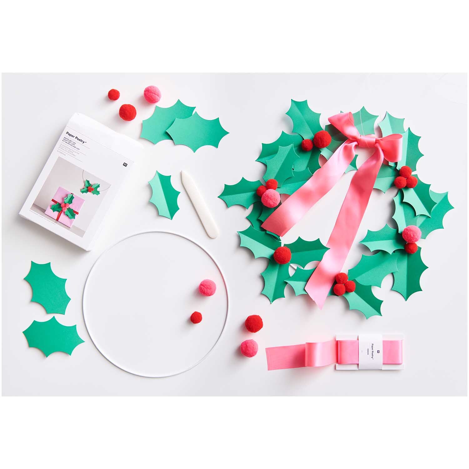 Paper Poetry Bastelset Ilex: Kreatives Set mit grünen Blättern und rosa Schleifen von Rico Design.