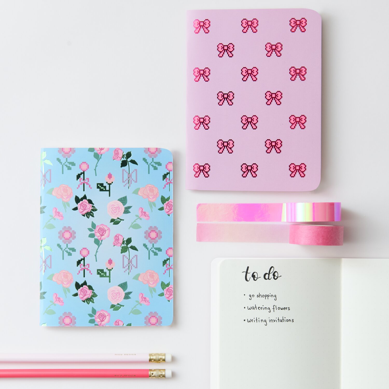 Paper Poetry Notizhefte La Vie en Rose, DIN A6, 2 Stück, mit floralen und Schleifenmustern, rosa und blau. Ideal für Notizen und To-Do-Listen.