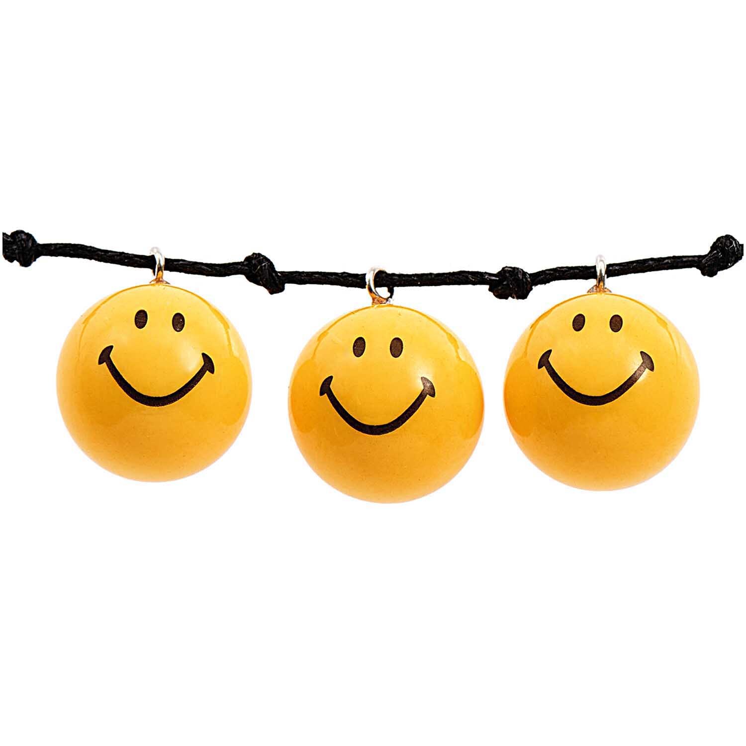 Smiley® Originals Perlen mit Anhänger, gelb, von Rico Design. Drei runde Perlen mit Smiley-Gesicht an schwarzer Schnur.