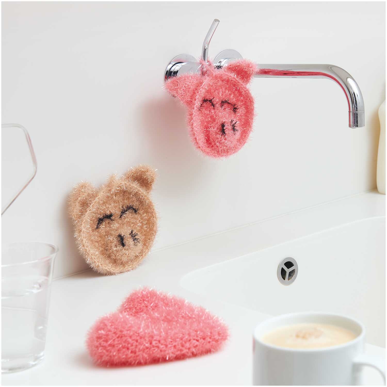 Creative Bubble: Niedliche, pinke Spülschwämme in Tierform von Rico Design, dekorativ am Wasserhahn.