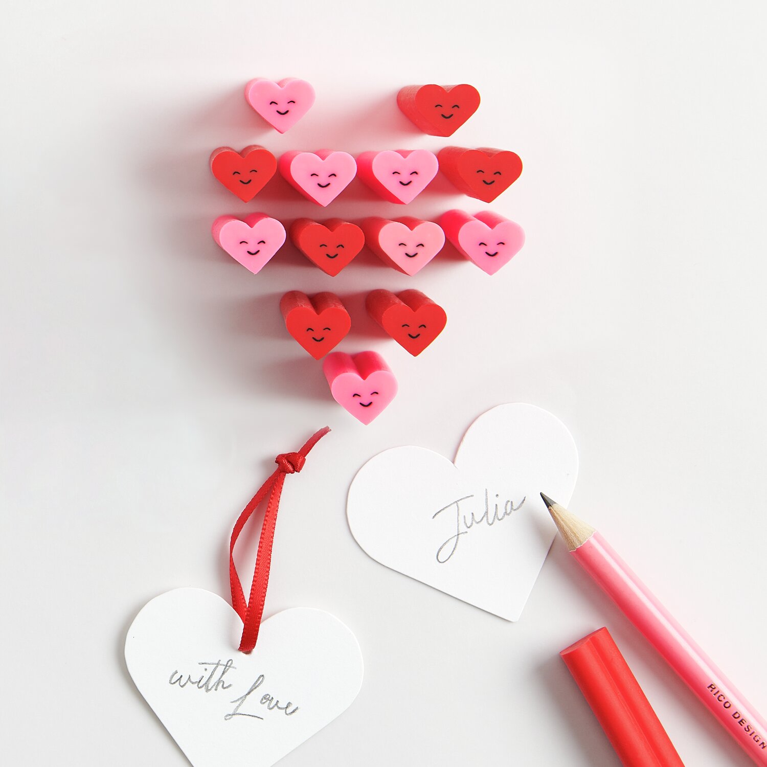 Paper Poetry Radiergummi Chingu Herz in Neonpink und Rot, herzförmig, mit lächelndem Gesicht.