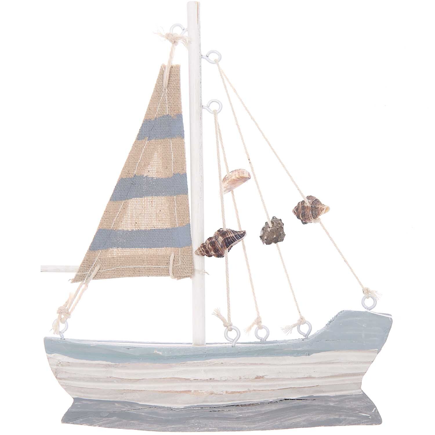 Segelboot aus Holz 15x18cm von Rico Design mit gestreiftem Segel und Muscheldekor auf weißem Hintergrund.