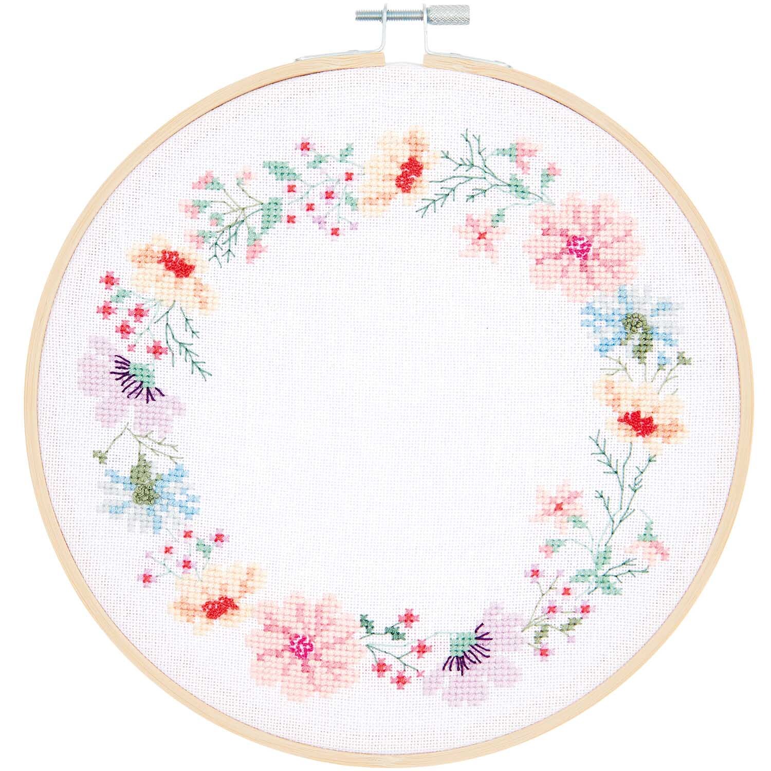 Stickpackung Blumenkranz: Runde Stickerei mit bunten Blumen auf weißem Hintergrund, Ø20,5cm. Marke: Rico Design.