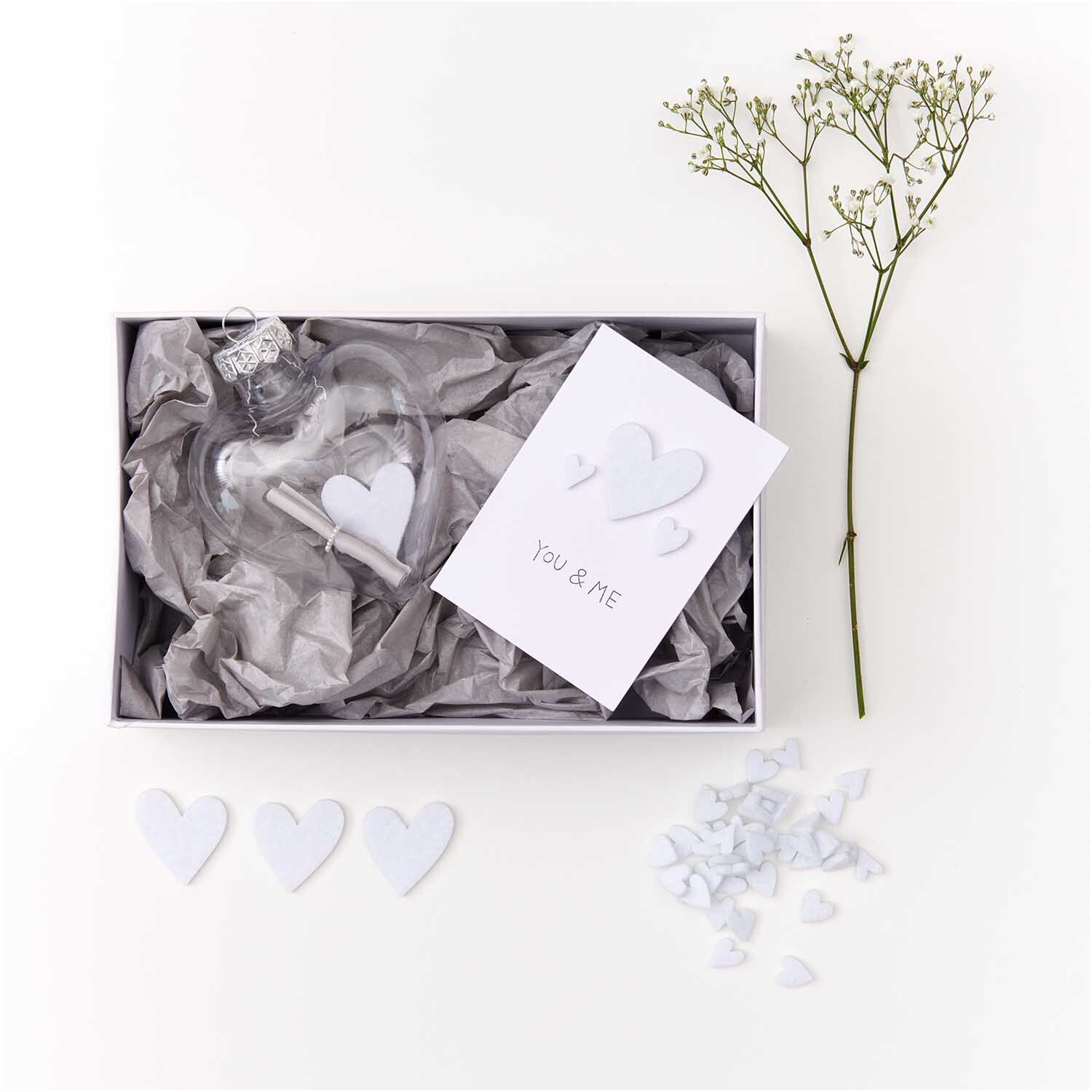 Filzstreu Herz 12 Stück: Weiße Herzen von Rico Design in Geschenkbox mit Karte und Dekoration.