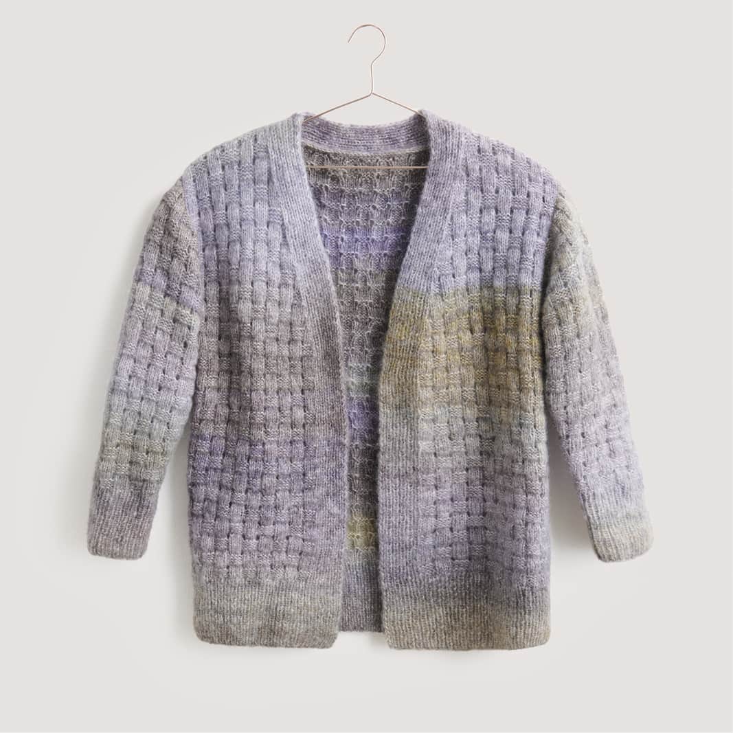 Eine gestrickte Jacke aus einem flieder-braun farbigem Garn. Modell 21 aus der Lovewool No. 21.