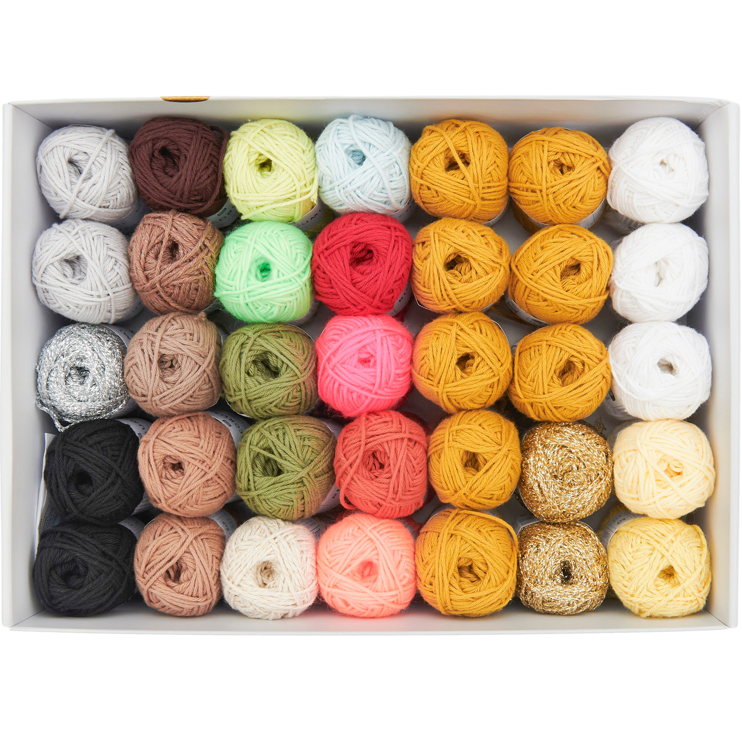 Ricorumi Set “The Winner is…”: Bunte Garnknäuel in 35 Farben von Rico Design, ordentlich in einer Box angeordnet.