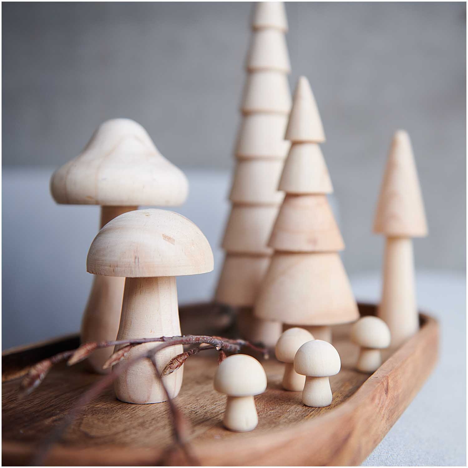 3D-Holzstreu Pilz in natürlichem Design auf einem Tablett, umgeben von Holzfiguren und Zweigen. Ideal für Dekorationen.