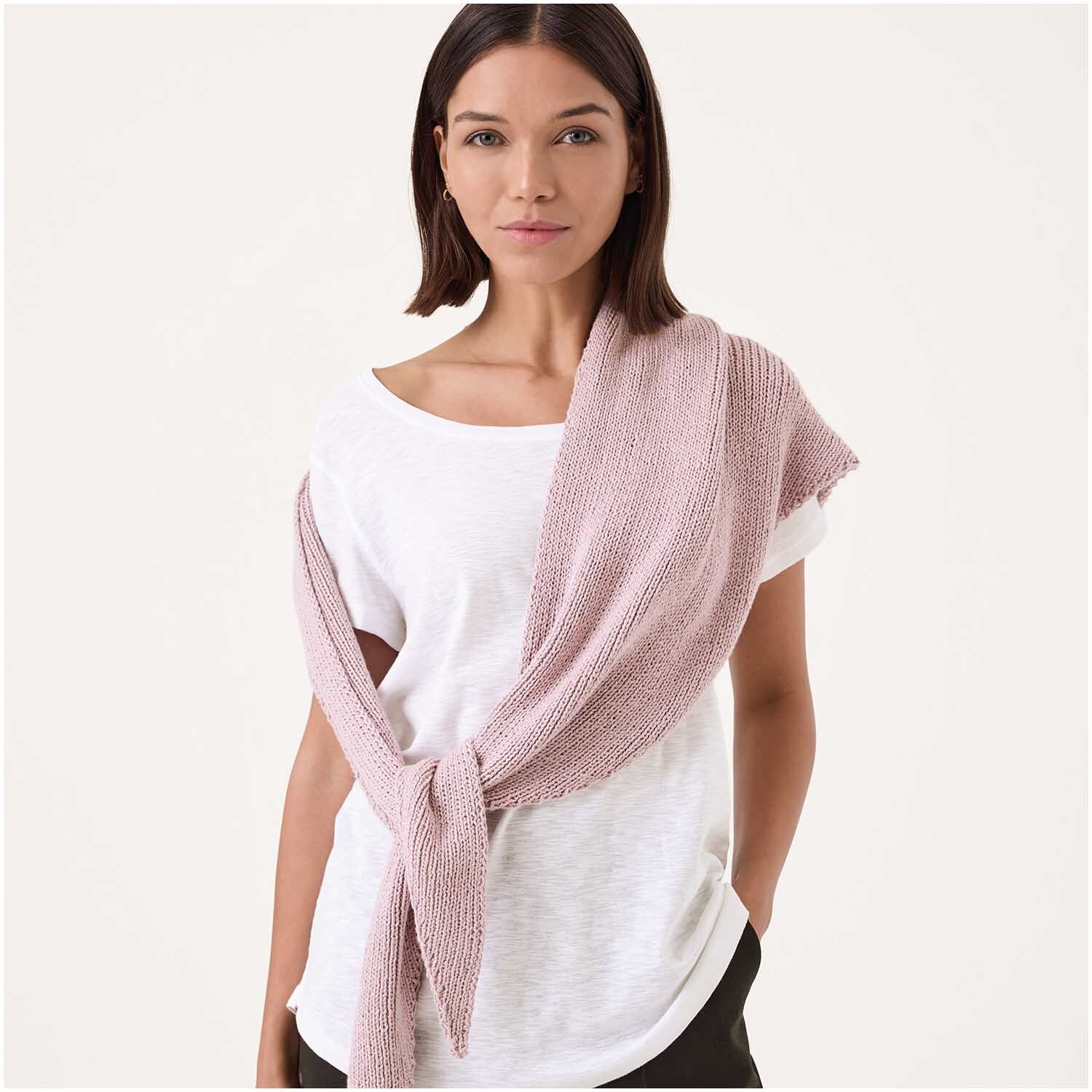 Luxury Organic Cotton Silk dk: Frau trägt gestrickten Schal in Altrosa von Rico Design, elegant drapiert.