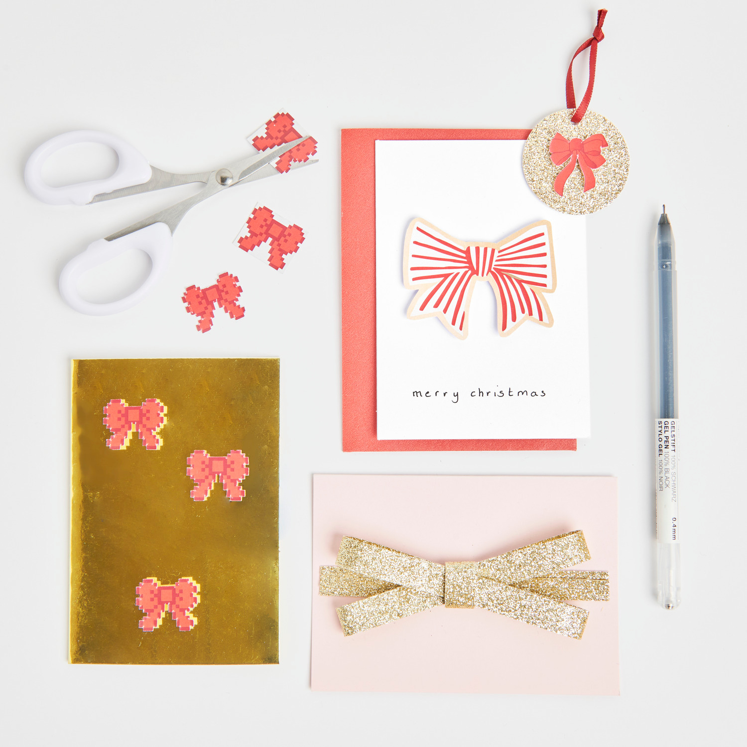 Paper Poetry Motivpapierblock Put a Bow on It zeigt festliche Karten mit Schleifenmotiven, Schere und Stift. Ideal für kreative Weihnachtsprojekte.