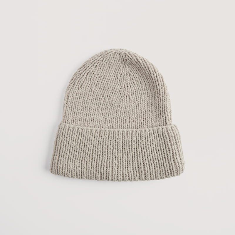 Gestrickte Mütze in Beige: Modell 01a aus dem Heft Vegan Cashmere