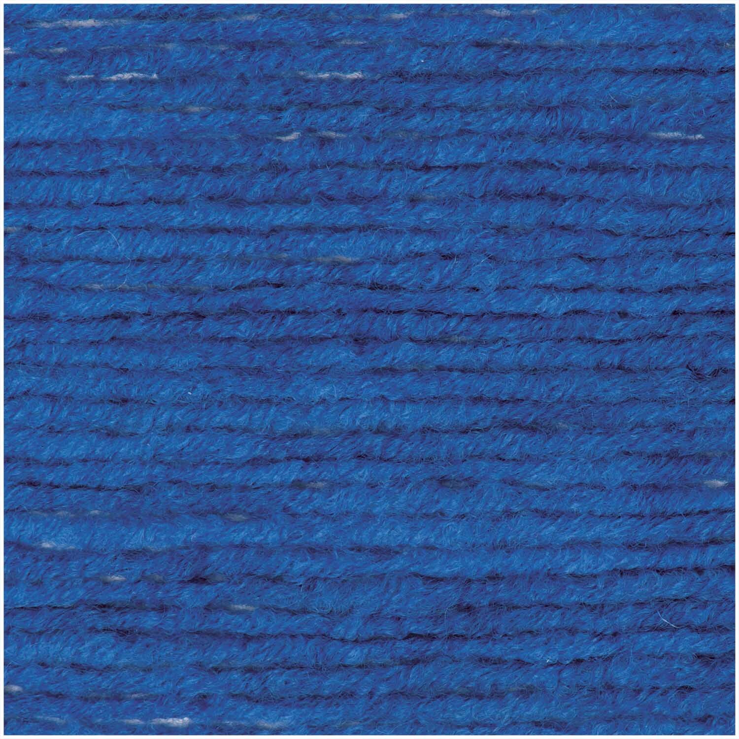 Classik Wolle in Azurblau von Wolle Rödel, 50g 90m. Nahaufnahme der weichen, strukturierten Fasern.