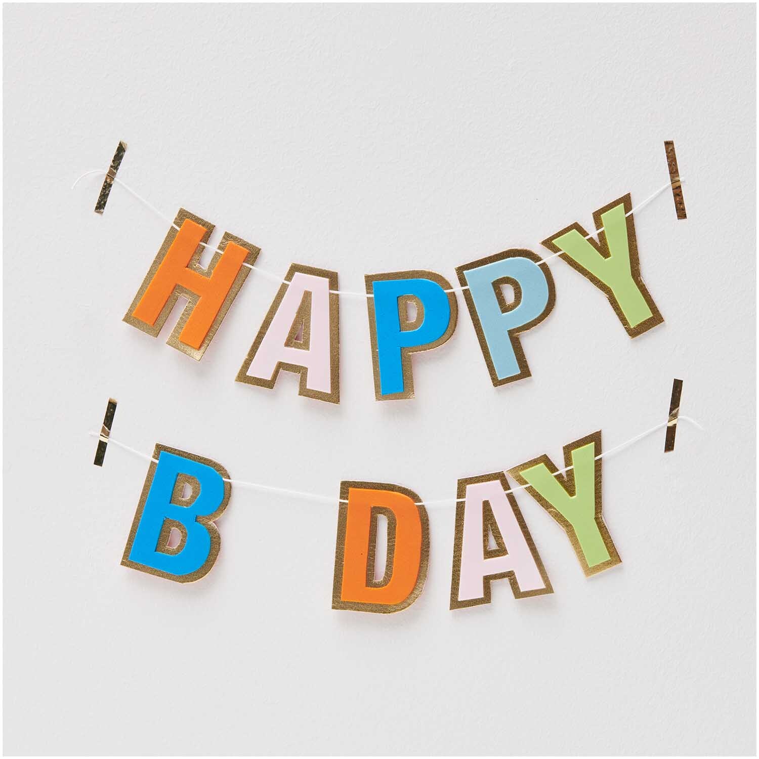 Moosgummiplatte 30x40cm 3mm von Rico Design, bunte Buchstaben "HAPPY B DAY" auf weißem Hintergrund.
