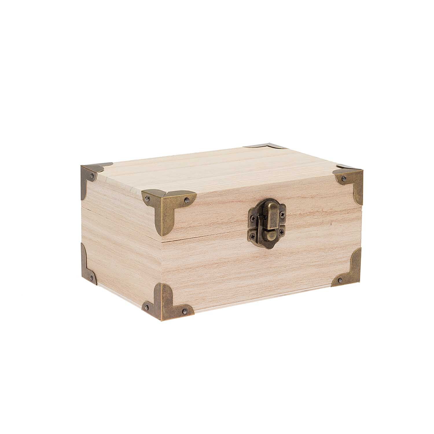 Holz-Schatztruhe mit Beschlägen von Rico Design, verziert mit Metallbeschlägen, ideal zur Aufbewahrung.