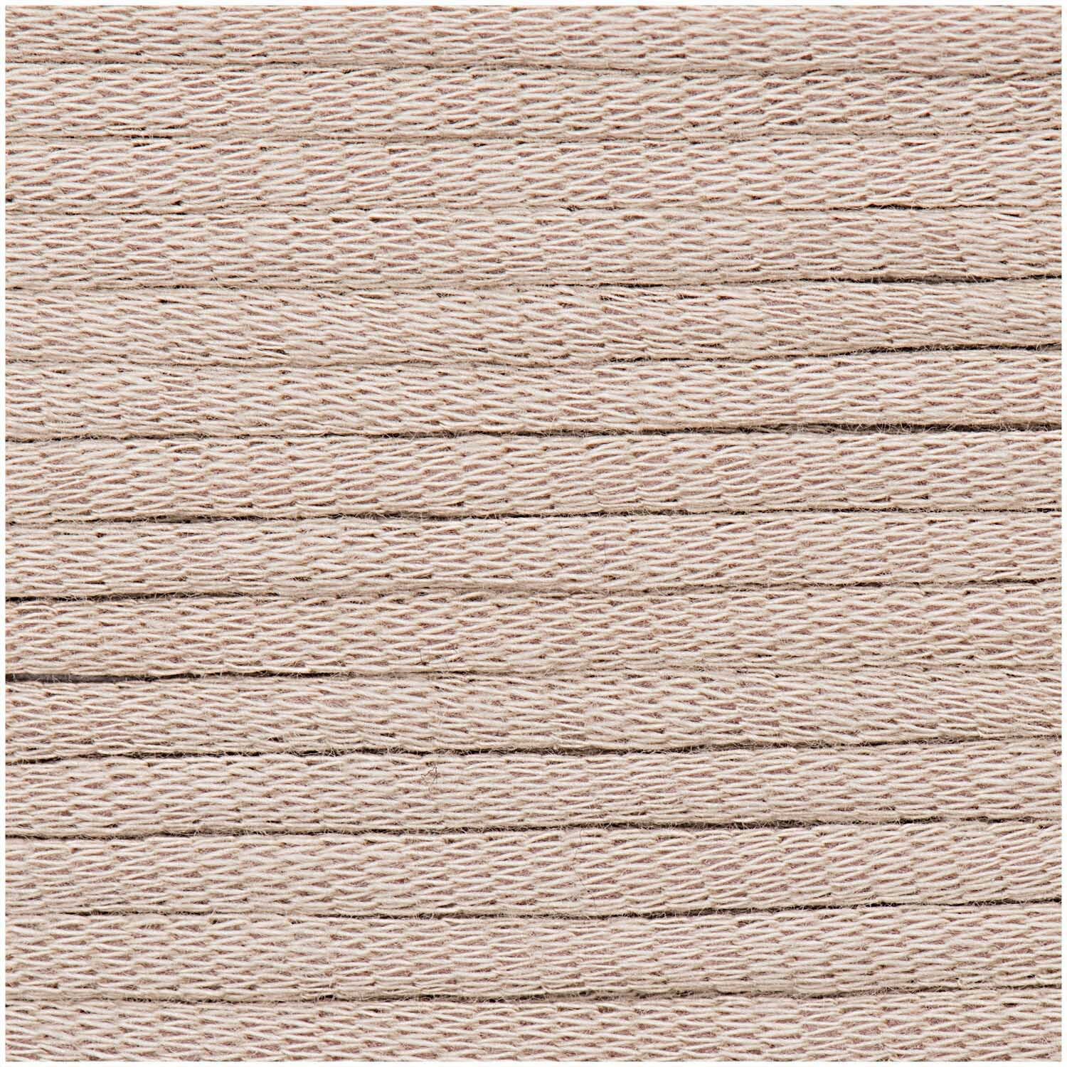 Fashion Jersey in Beige von Rico Design, 50g 72m. Nahaufnahme eines strukturierten, beigen Strickstoffs.