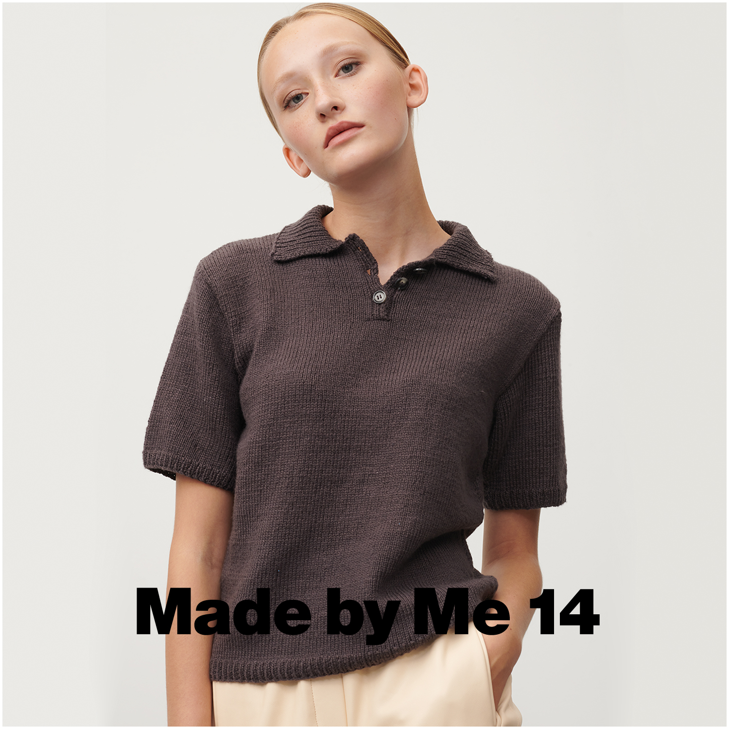 Fashion Cottony: Frau trägt ein schlichtes, kurzärmeliges Polo in Mauve von Rico Design.
