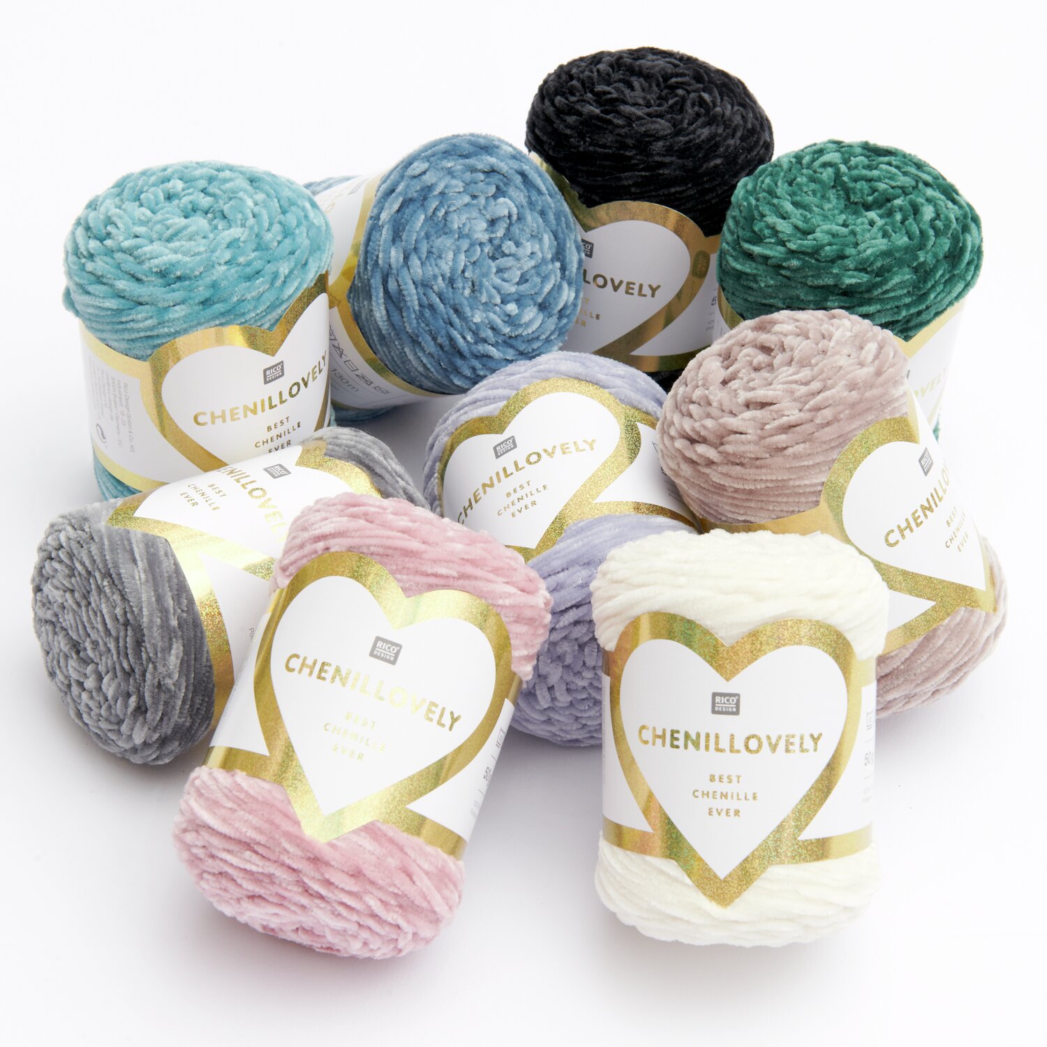 Creative Chenillovely Sortiment I zeigt eine Auswahl an Garnen in verschiedenen Farben wie Creme, Altrosa und Mauve von Rico Design.