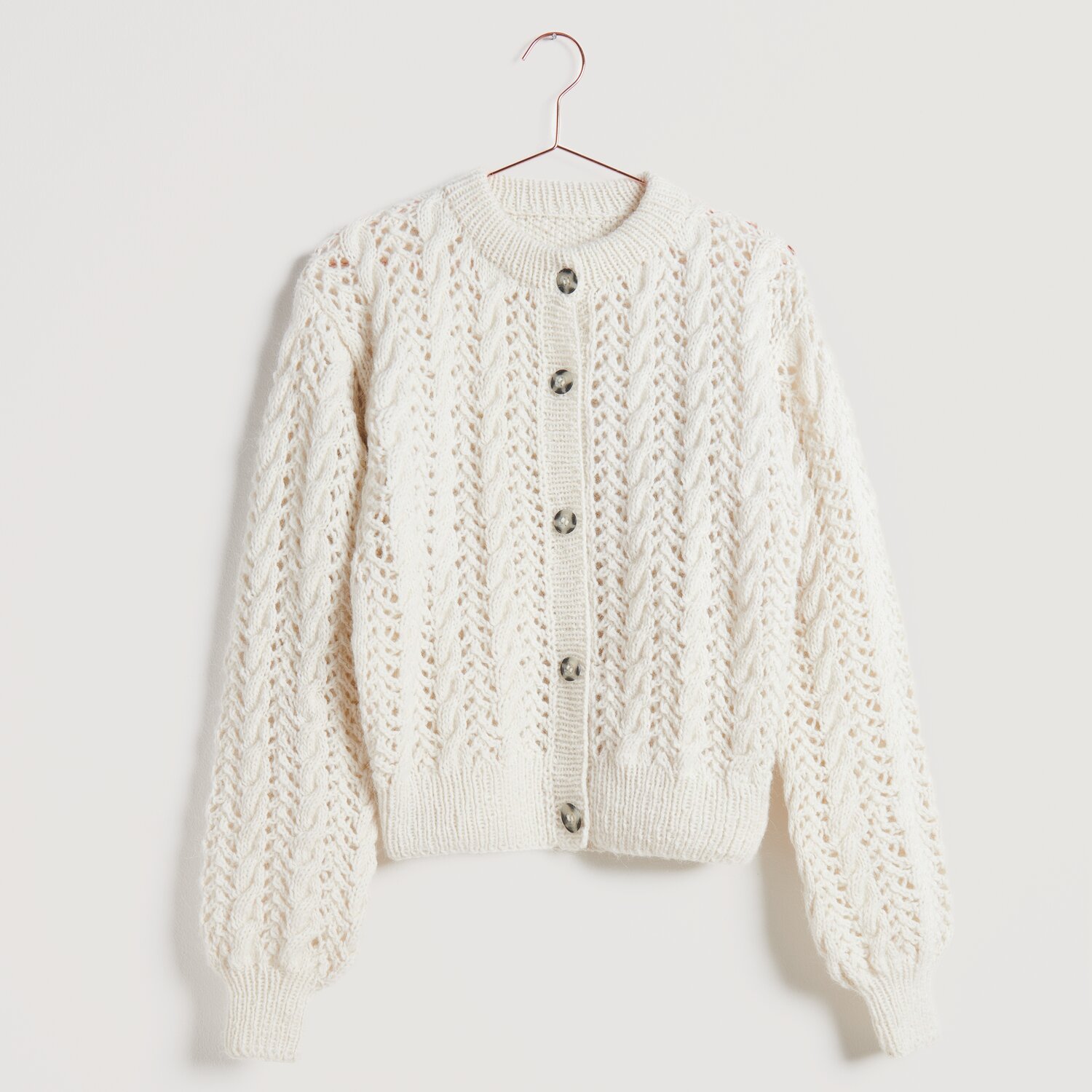 Strickset Jacke Modell 01: Elegante Jacke in sanften Tönen, ideal für stilvolle Strickprojekte.