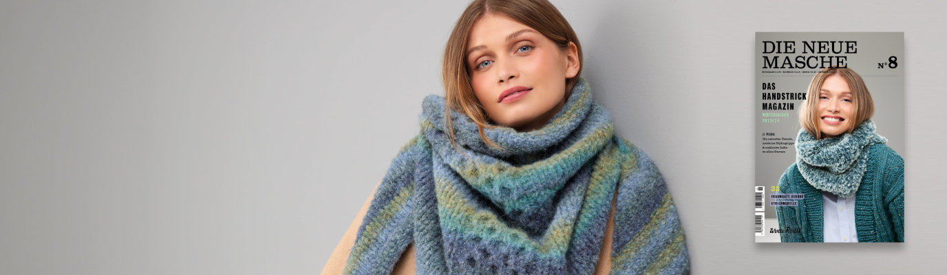 Eine Frau trägt einen Schal aus grün-blauer Wolle gestrickt, daneben ist Die Neue Masche Nr.8.
