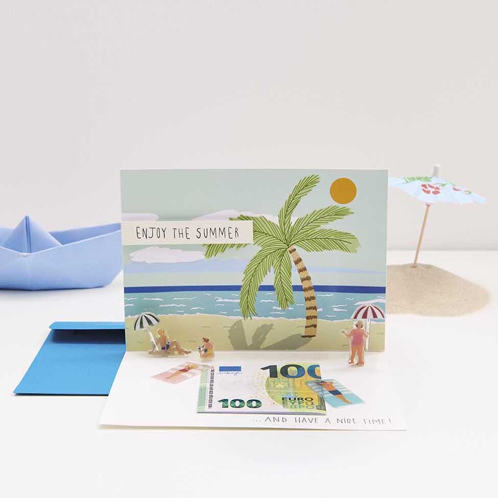 Figurico Gelsticker Strand: Sommerkarte mit Palme und Strandmotiv, dekoriert mit bunten Stickern.