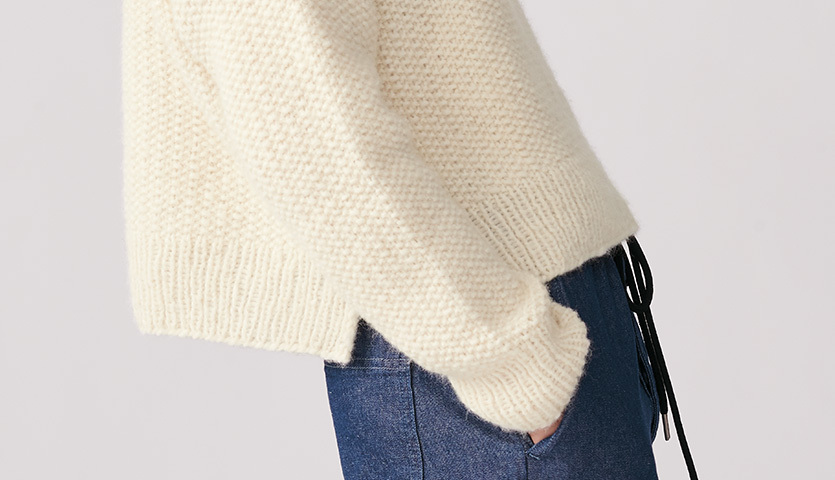 Strickanleitung Damenpullover aus Luxury Baby Alpaca & Merino chunky, cremefarbener Pullover, lässig getragen mit blauer Jeans.