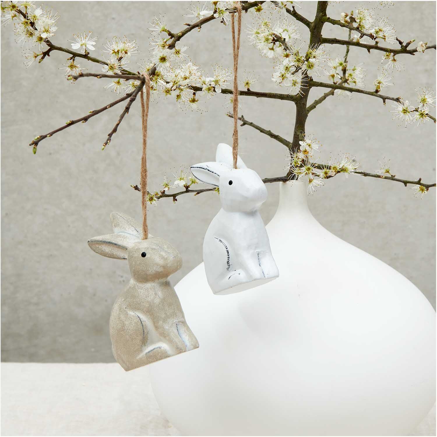 Holzanhänger Hase groß weiß 1 Stück: Weißer Hase von Rico Design an blühendem Zweig in weißer Vase.