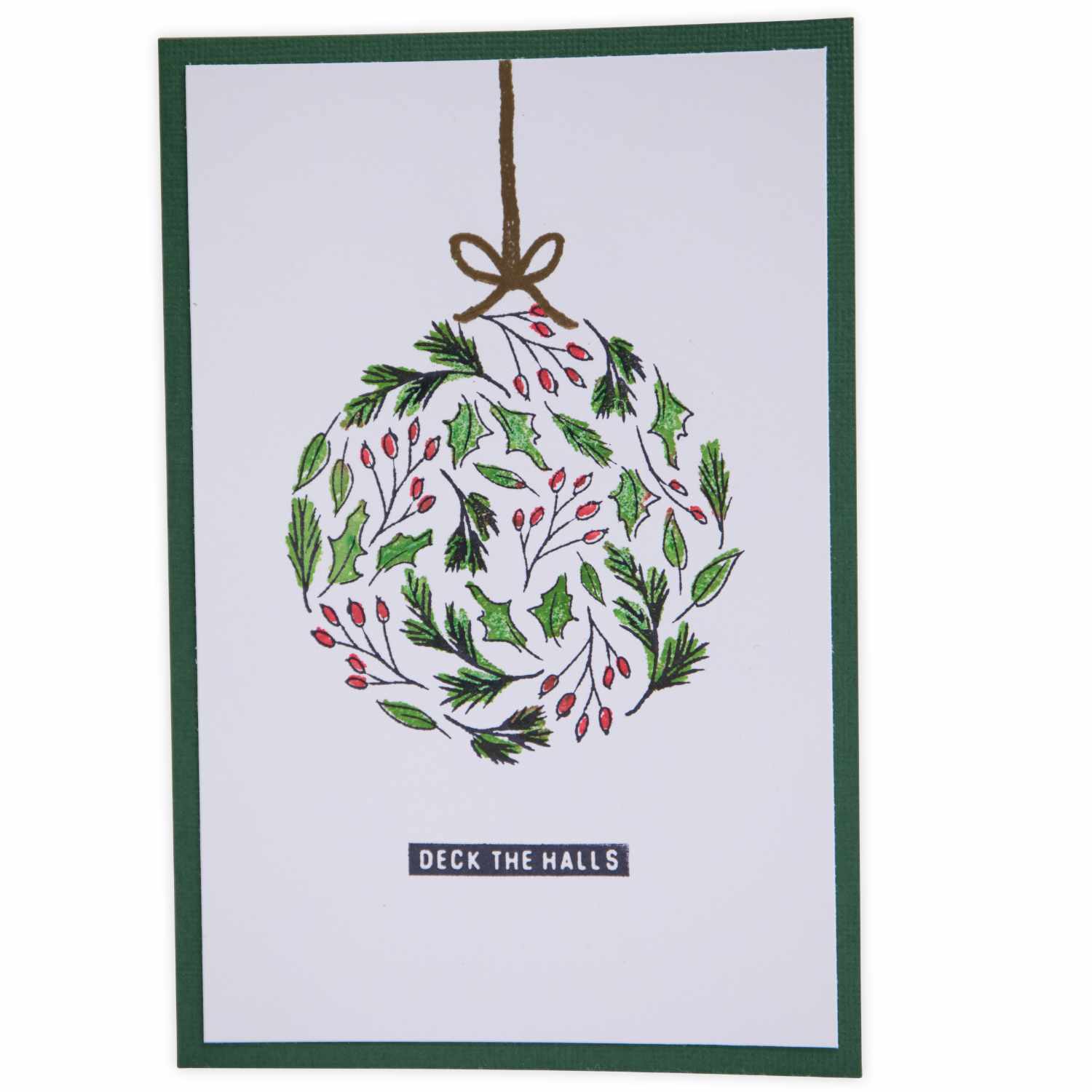 Layered Clear Stamps Leafy Ornament zeigt einen grünen Kranz mit roten Beeren auf weißem Hintergrund.