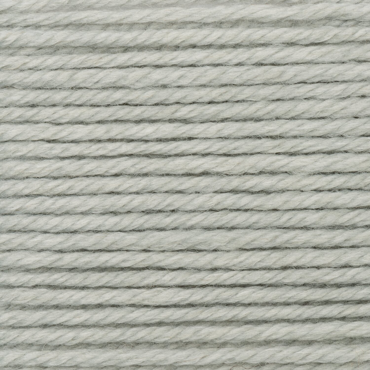 Essentials Mega Wool chunky zeigt nah aufgenommenes, mehrfädiges Garn in hellem Aqua-Ton von Rico Design, Subtitel 100g 115m, ideal für voluminöse Strickprojekte.