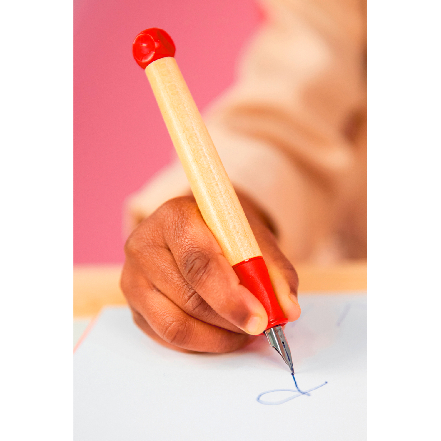 Füllhalter abc von Lamy mit rotem Griff und Feder LH, ideal für Anfänger beim Schreibenlernen.