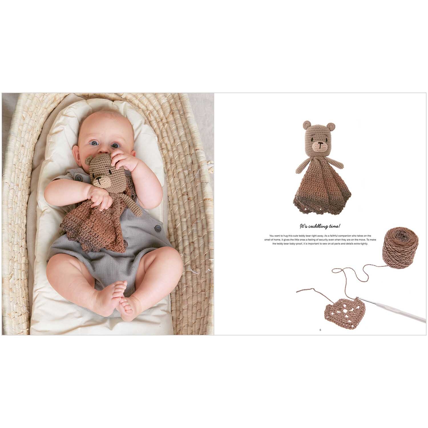 Ricorumi Baby Blankies: Ein Baby hält ein gestricktes Kuscheltier in Braun von Rico Design in einem Korb.
