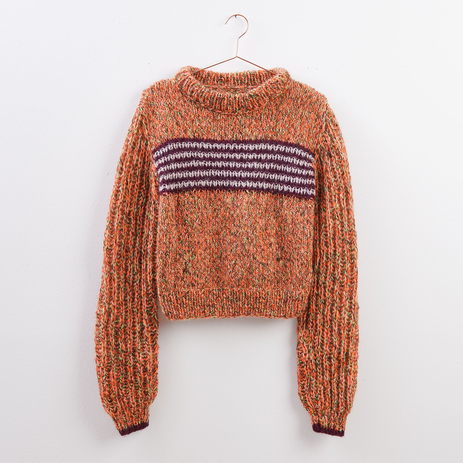 Strickanleitung Pullover mit coolem Print: Bunter Strickpullover mit Streifenmuster und Rollkragen, ideal für kühle Tage.