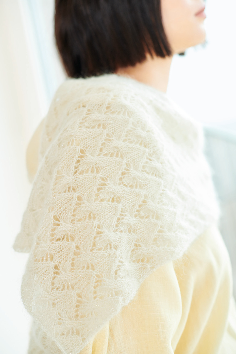 Strickset Tuch Modell 05: Elegantes cremefarbenes Tuch aus Mohair-Seide-Mix von Rico Design.