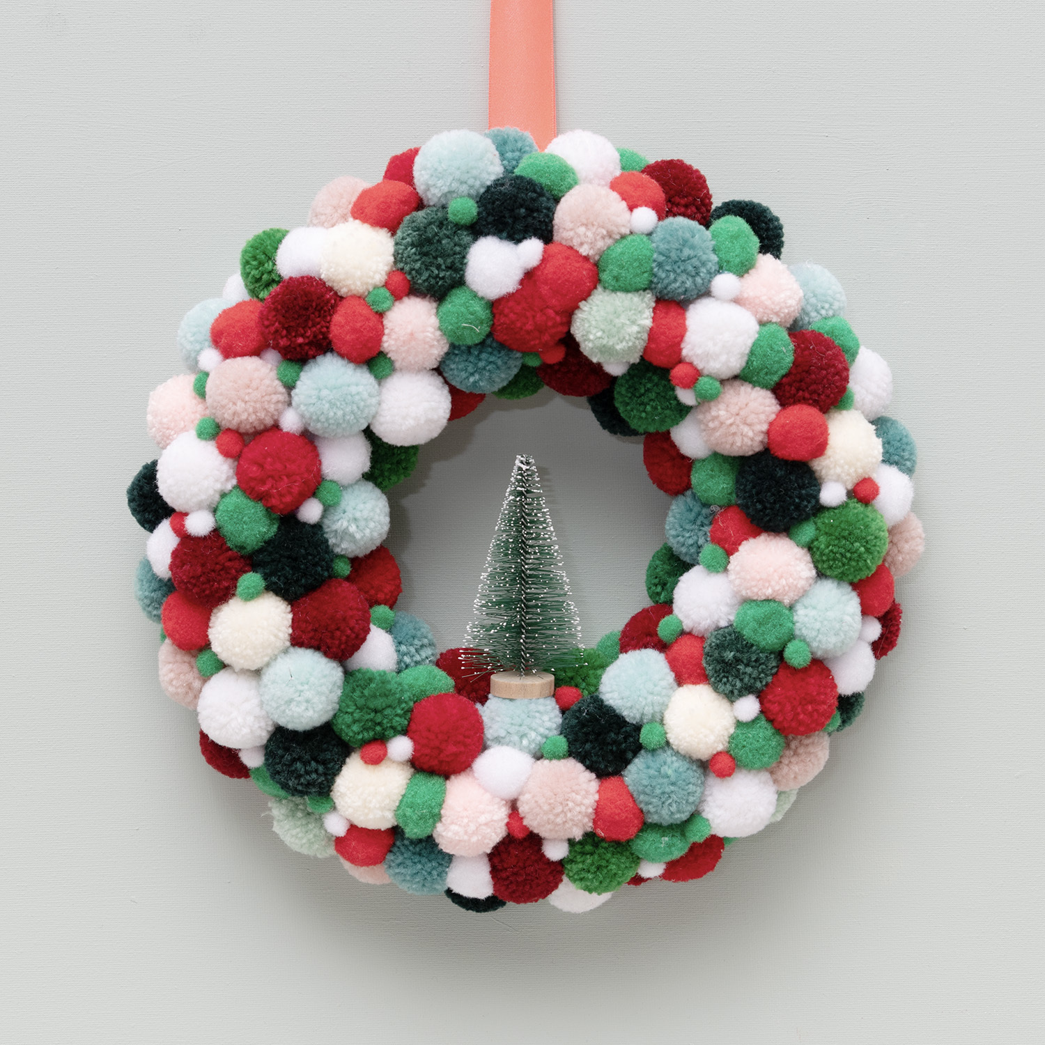 Bastelanleitung weihnachtlicher Pompon-Türkranz von Rico Design