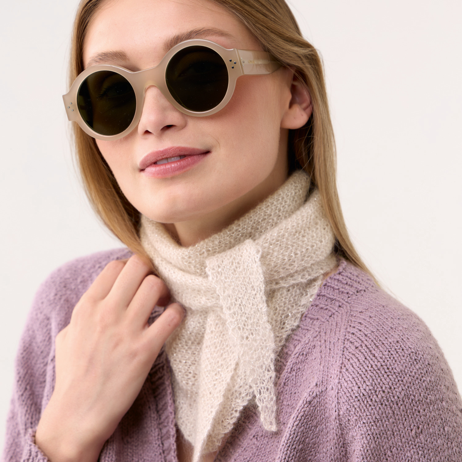 Strickset Dreieckstuch Modell 09 zeigt ein elegantes, handgefertigtes Tuch aus hochwertiger Wolle. Ideal für stilvolle Akzente.