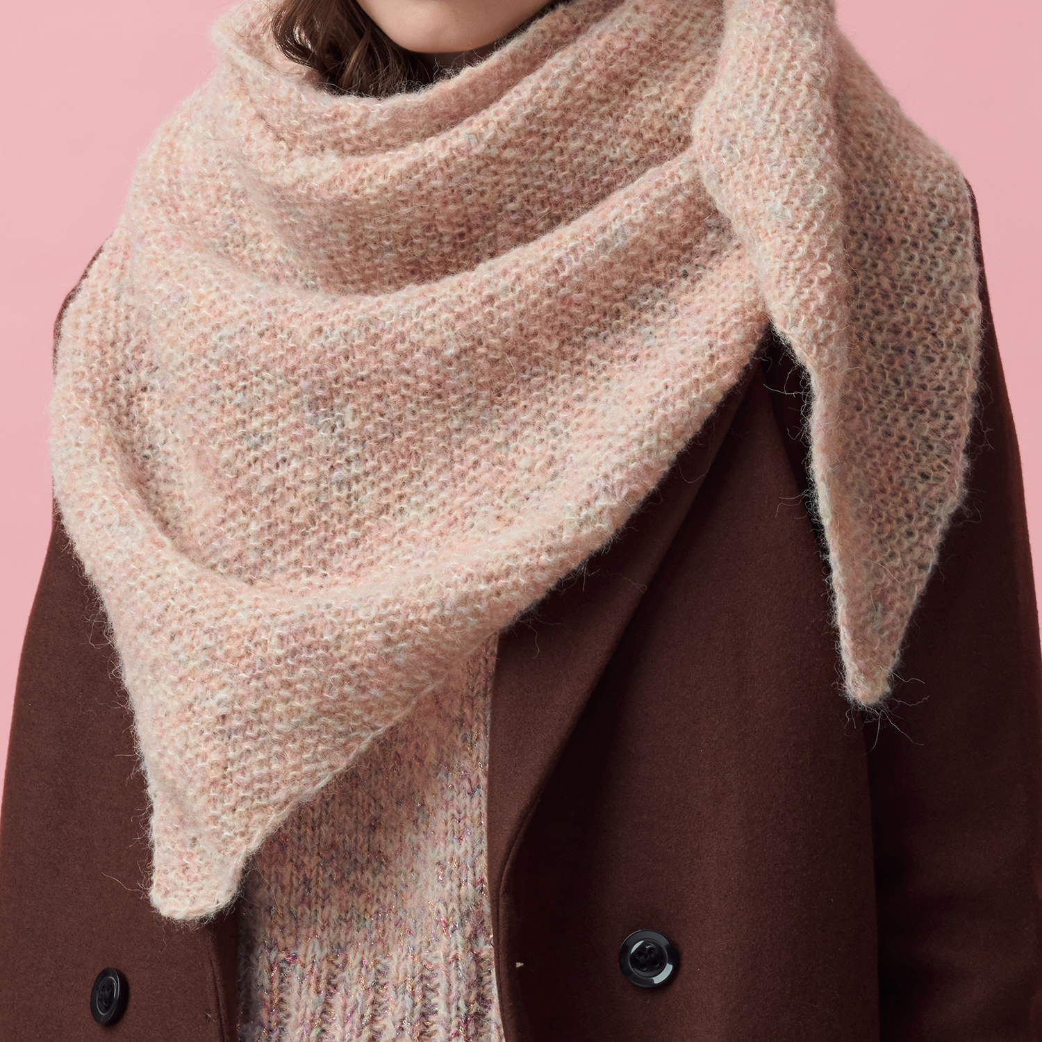 Strickanleitung Stirnband und Dreieckstuch aus Fashion Skinny Alpaca aran: Frau trägt ein rosa Dreieckstuch und Stirnband über braunem Mantel.