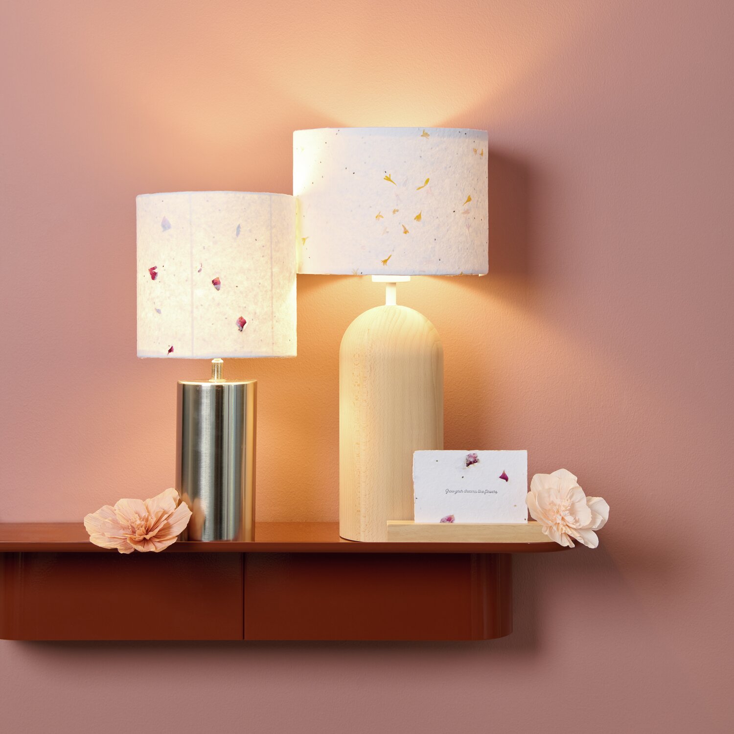 Paper Poetry Bastelbogen Baumwollpapier mit Rosenblüten, dekorativ auf Lampenschirmen.