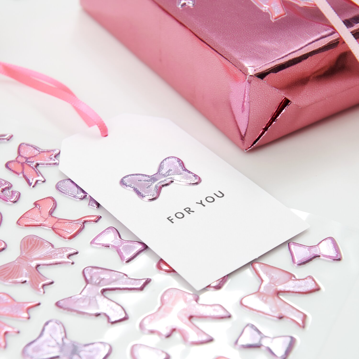 Paper Poetry Puffy Sticker La Vie en Rose Schleifen mit rosa und lila Schleifen, Geschenkbox.