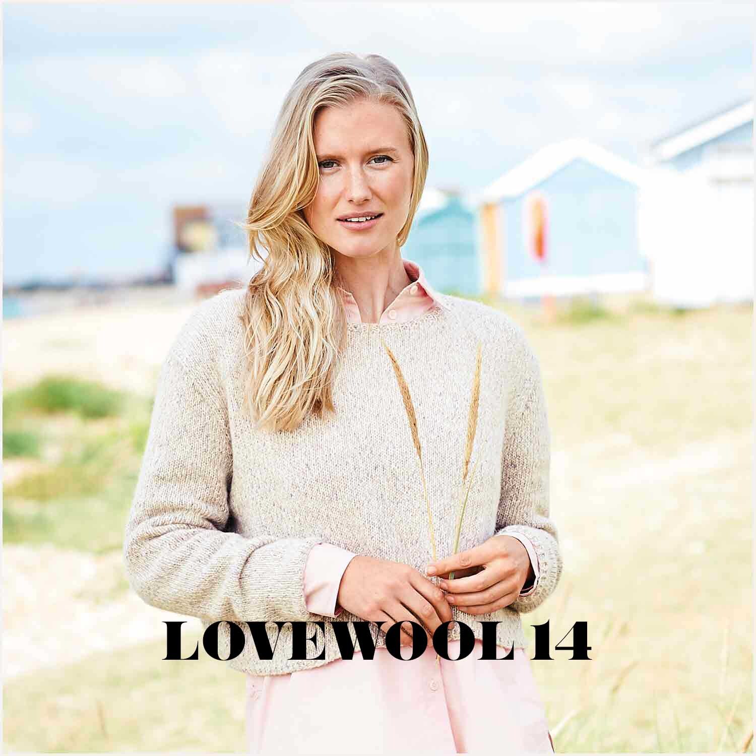 Creative Cotton Flecky Fleece dk: Frau in gestricktem Pullover vor Strandhütten, 100g 250m Garn.