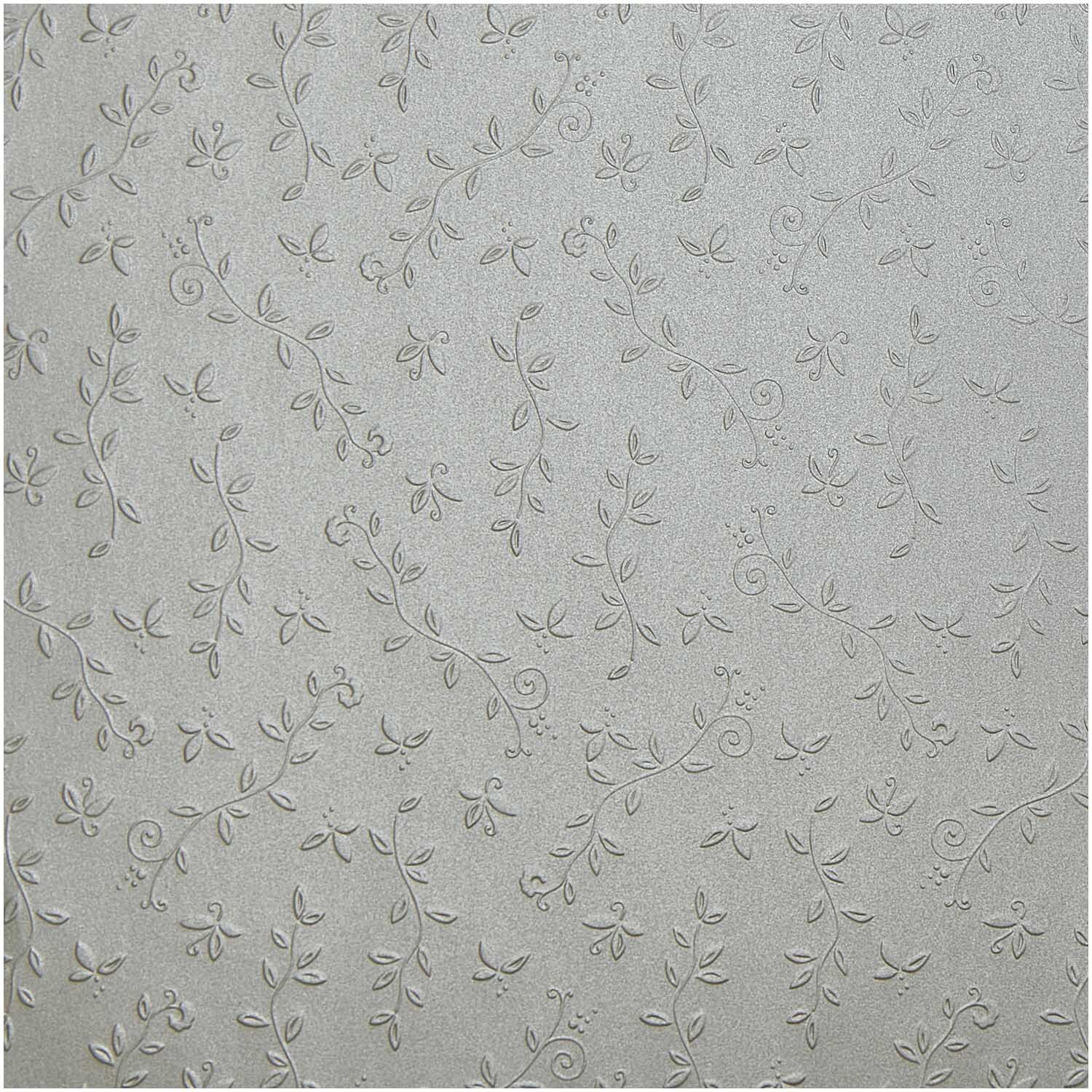 Prägekarton Ornament 50x70cm 220g/m² zeigt ein elegantes, silbernes Muster mit floralen Verzierungen. Ideal für kreative Projekte.